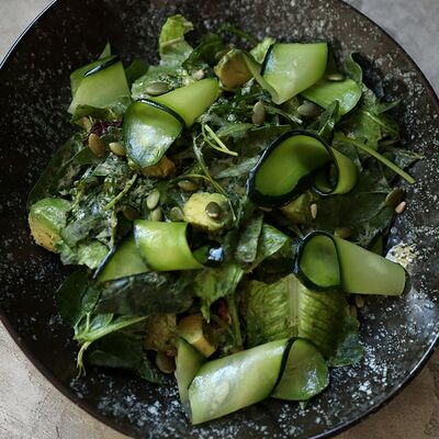 Зеленый салат с маринованными цукини в Эсперанто по цене 26 р.