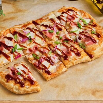 Пицца Цыплёнок барбекю в De Paris БИСТРО по цене 1140 ₽