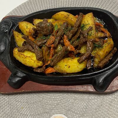 Сковородка с говядинойв Райский дворик по цене 550 ₽