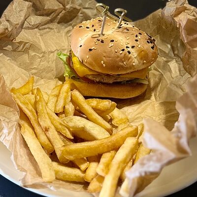 Бургер с курицей в Luxury по цене 340 ₽