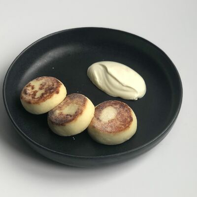 Сырники со сметаной и малиновым муссом в Jesstaurant по цене 400 ₽