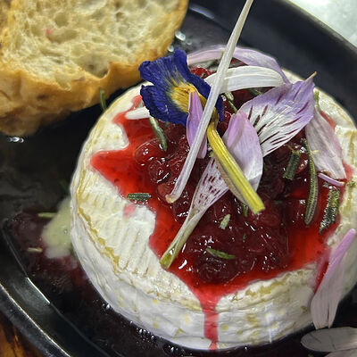 Камамбер, запеченный с брусникой в Чо? Капчо! по цене 800