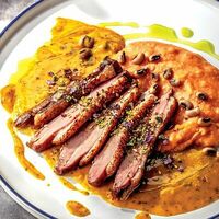 Утиная грудка с картофельным кремом и сушеными томатами в Робби