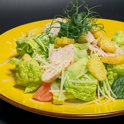 Салат Цезарь с курочкой в Sandwich club по цене 350 ₽