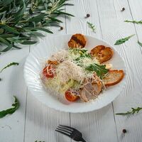 Салат Цезарь с курицей в Libre Bar