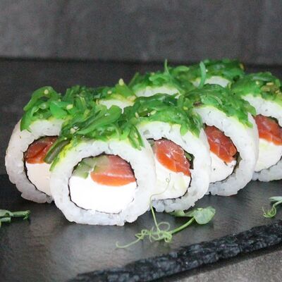 Филадельфия с чукой и лососем в Суши Пати по цене 500 ₽
