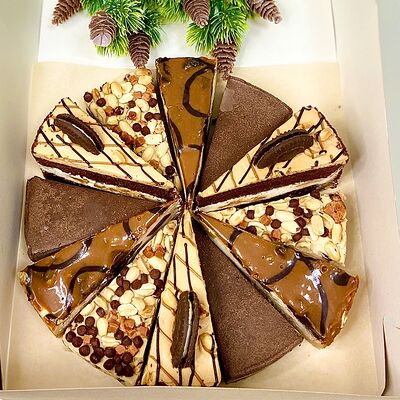 Торт Шоколадно-карамельный взрыв в Чарли Чаплин по цене 3390 ₽