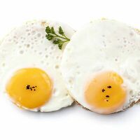 Яичница из двух яиц с помидором в Папа Блин