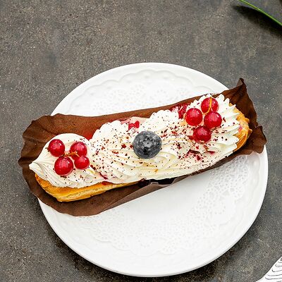 Эклер с сезонными фруктами в Мой кофе по цене 412 ₽