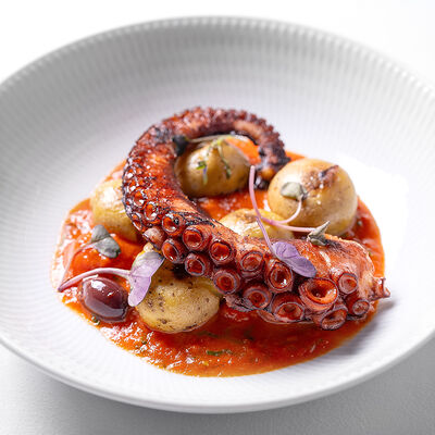 Осьминог с картофелем, томатами и оливками в Бистро Рыба Мечты по цене 2450 ₽