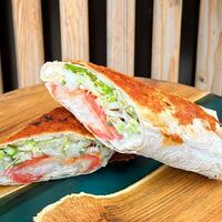 Шаурма цезарь с креветками в Umami