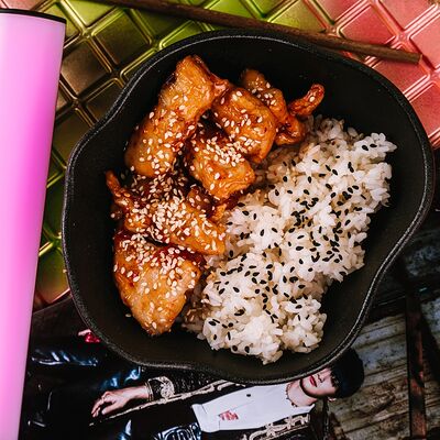 Блюдо №73 Корейский чикен в кисло-сладком соусе с гарниром в Капэ по цене 495 ₽