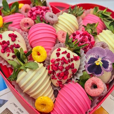 Клубника в шоколаде Яркое сердцев Strawberry Мастерская клубники в шоколаде по цене 4100 ₽