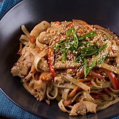 Удон с курицей и ореховым соусом в Вокруг суши по цене 628