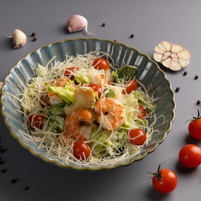 Салат Цезарь с тигровыми креветками в Активити парк по цене 520 ₽