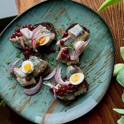 Сельдь атлантическая на бородинском хлебе в Seven по цене 550 ₽