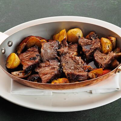 Ребро из мраморной говядины, запечённое с картофелем, болгарским перцем, белыми грибами и соусом с овощным гарумом в Butler по цене 5500 ₽