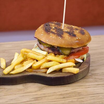 Комбо бургер куриный в Хан Кафе по цене 880 ₽