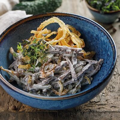 Салат с говяжьим языком и луком фри в ЛарисуВаннуХочу по цене 590