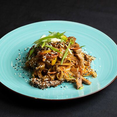 Вок с курицей в сладком соусе чили в Евразия по цене 575 ₽