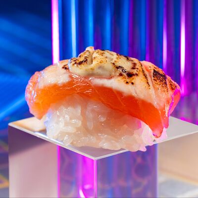 Суши с лососем обури и трюфельным соусом в Gojira ramen по цене 350 ₽