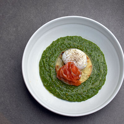 Зеленая гречка со шпинатом, пармезаном, лососем в 321 Club by Novikov по цене 790