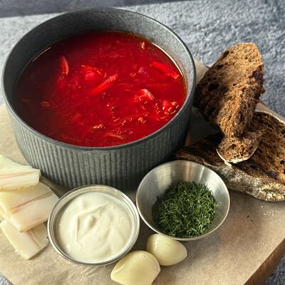 Борщ со сметаной, салом и чесноком в Кофетоп по цене 540 ₽