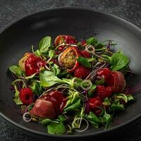 Зеленый салат из двух видов утки в Fish Point