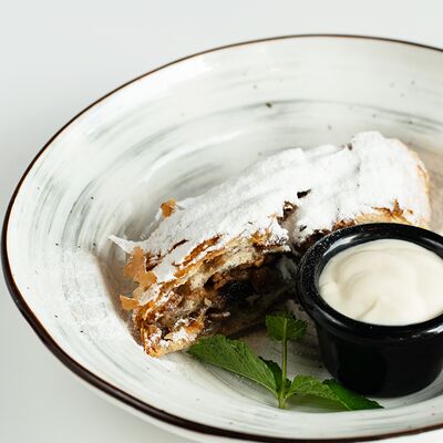 Венский штрудель с ванильным соусом в CASPARY BRAU по цене 450 ₽