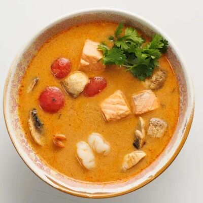 Том ям с лососем в Yay Thai по цене 1290 ₽