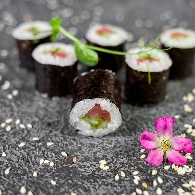 Маки тунец-огурец в Restobar Первый & Ресторан доставки Личный повар по цене 199 ₽