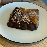 Плоский круассан шоколадный в Red Cup iMall