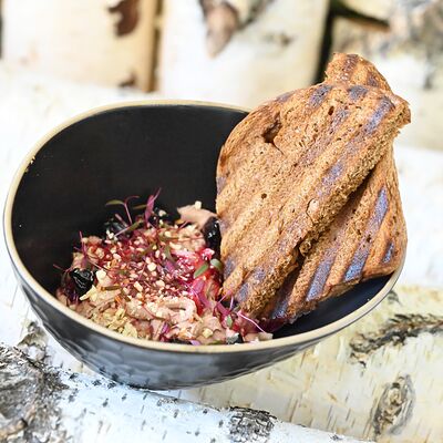 Паштет из оленины с карамельной свеклой и пивным хлебом в ФедяДичь по цене 730 ₽