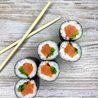 Классический ролл с копченым лососем и луком в Umami