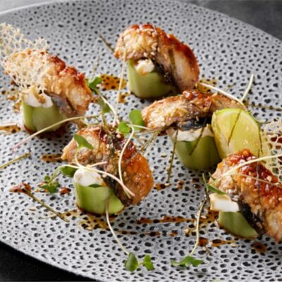 Огуречные шоты с копченым угрем и сливочным сыром в ресторан 