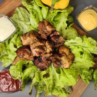 Шашлык из филе куриного бедра в Мужчина готовит по цене 384 ₽