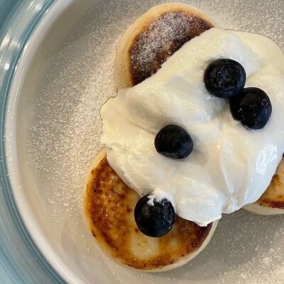 Сырники со сметаной в People по цене 515 ₽