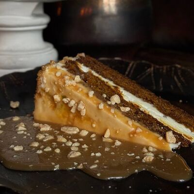 Морковный торт с соленой карамелью в Tangiers Lounge по цене 700 ₽