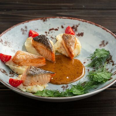 Запеченный лосось с горчичным пюре в Jager restopub по цене 910 ₽