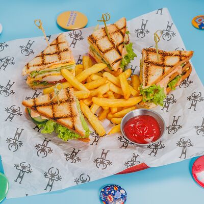 Сендвич с курицей в Руки ВВерх! Бар по цене 750 ₽