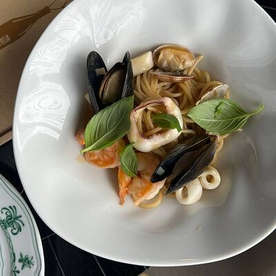Спагетти с морепродуктами и красной икрой в соусе биск в Salva dor bistro по цене 710 ₽