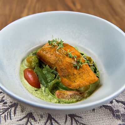 Запечённый лосось с капустой брокколи, кабачком и сливочным соусом в Белок по цене 1860 ₽