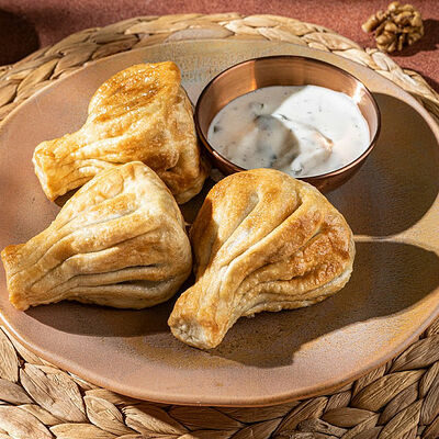 Жареные хинкали с говядиной и свининой (3 шт) в Джонджоли по цене 390 ₽