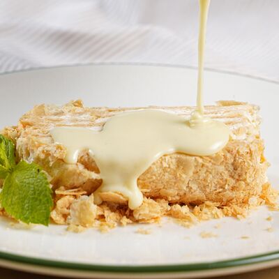 Торт Наполеон с соусом из белого шоколада в Компот по цене 460 ₽