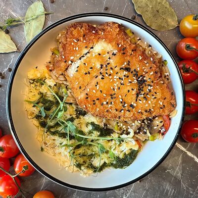 Рис с яйцом и куриным шницелем в Рива Рум лаунж бар по цене 550 ₽