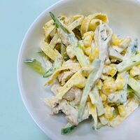 Салат с яичными блинчиками в НИРВАНА Арт бар