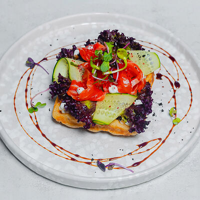 Вафля с лососем и свежим огурцом в Bocconcino по цене 1070 ₽