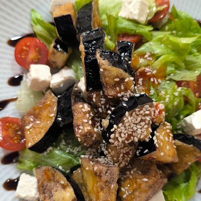 Салат с хрустящим баклажаномв Жуир по цене 640 ₽