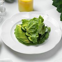 Зеленый салат с паштетом из брокколи и листьями романов Eclair