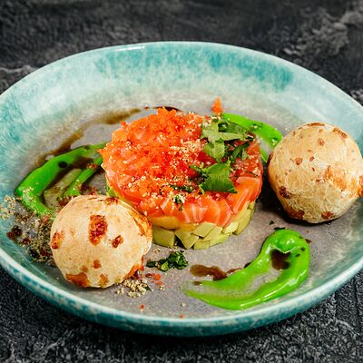 Тартар с лососем, манго и авокадо в Sticks Sushi по цене 780 ₽